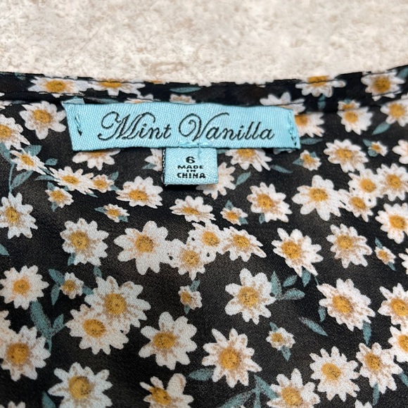 MINT VANILLA BOUTIQUE BRAND DAISY PRINT CROP TOP AND SKIRT SET - Picture 8 of 9